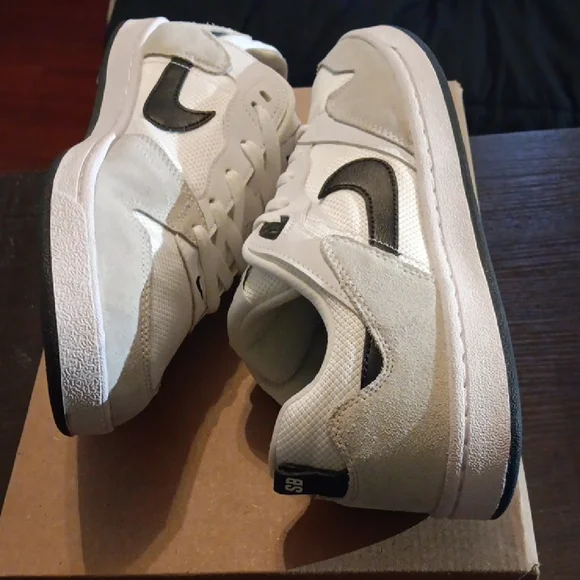 Nike SB Alleyoop Dunks White and Black Sneakers Mens 9 Womens 10.5 EUC - Picture 8 of 9